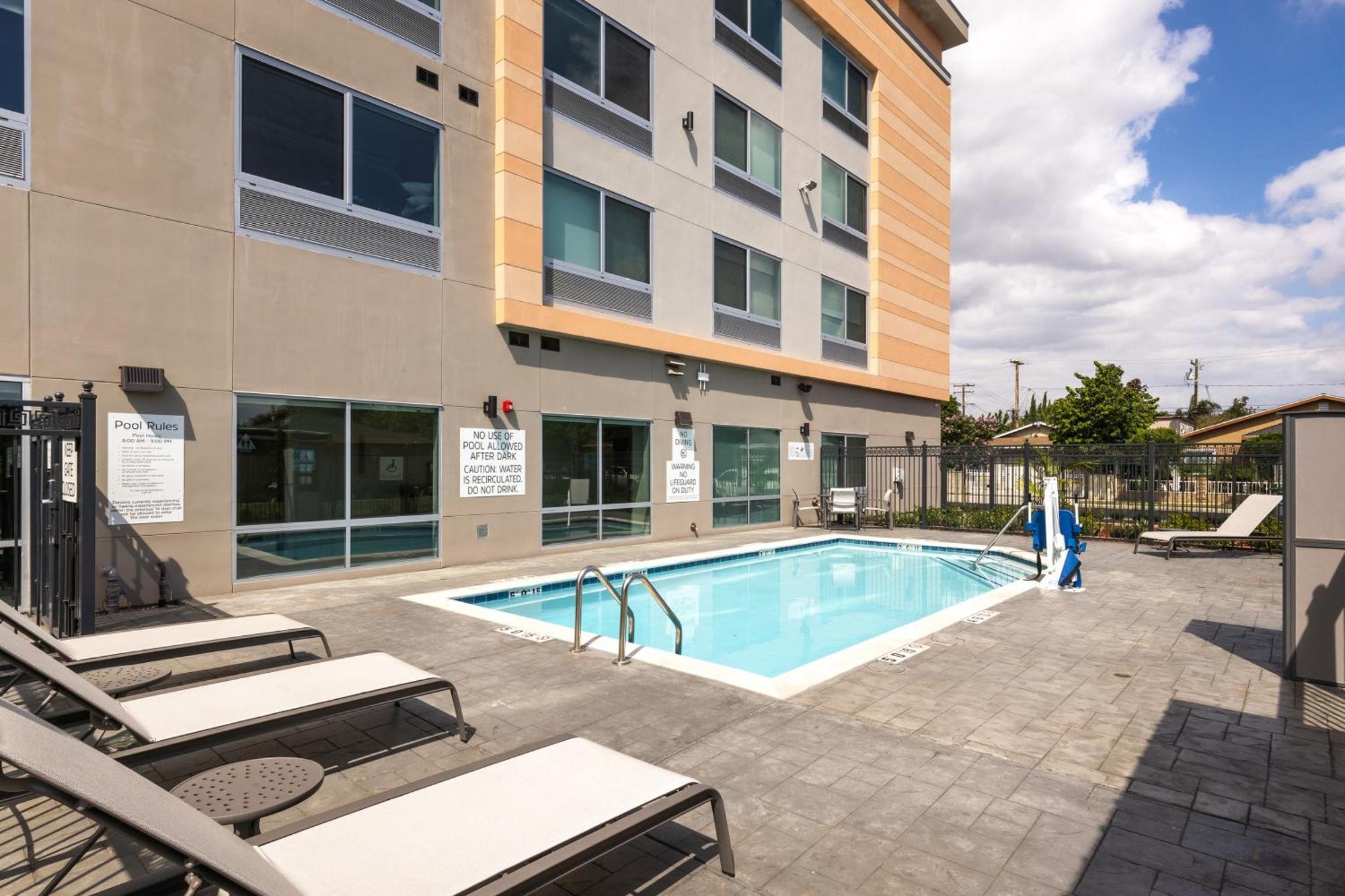 Holiday Inn Express & Suites - Hawaiian Gardens By Ihg Ngoại thất bức ảnh