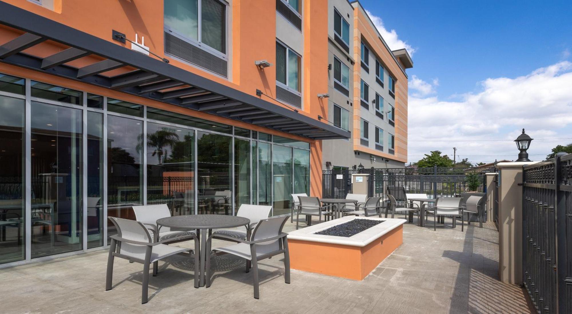 Holiday Inn Express & Suites - Hawaiian Gardens By Ihg Ngoại thất bức ảnh