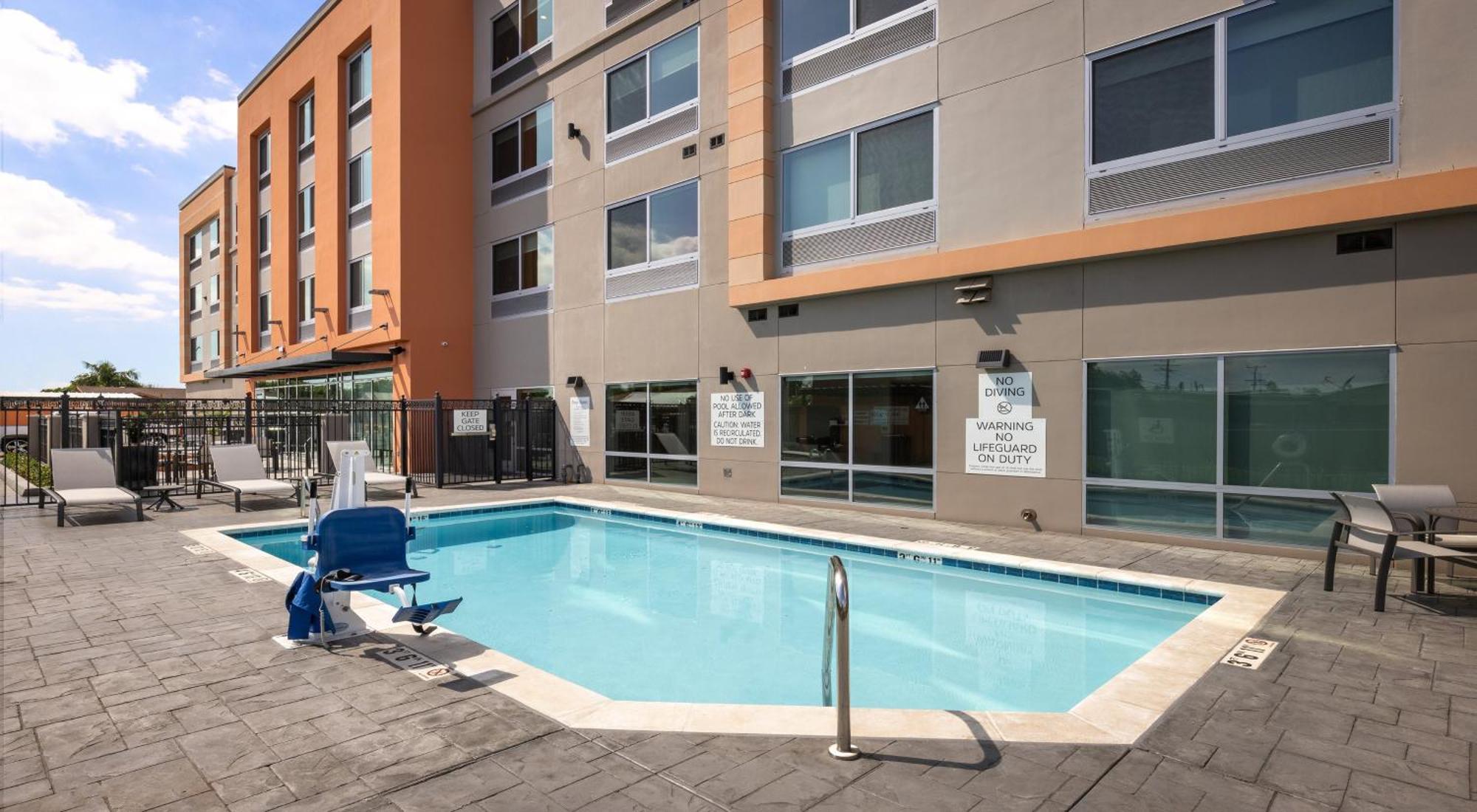 Holiday Inn Express & Suites - Hawaiian Gardens By Ihg Ngoại thất bức ảnh